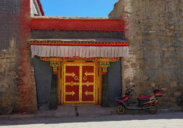 CLOSE UP: Old red motorbike is parked by the entrance to an incense factory. — 图库照片