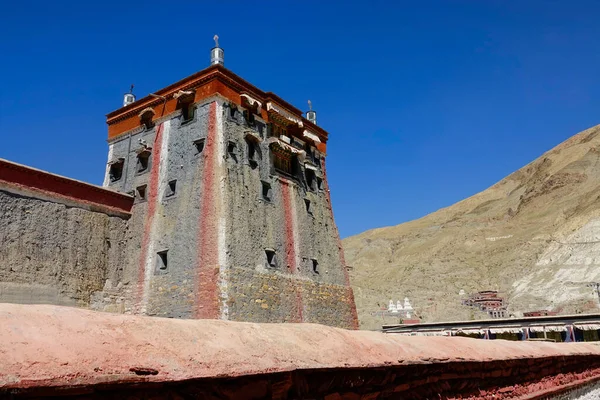 CLOSE UP: Large ancient Mongolian fort towers into the clear blue sky in Tibet. — Stock Photo, Image