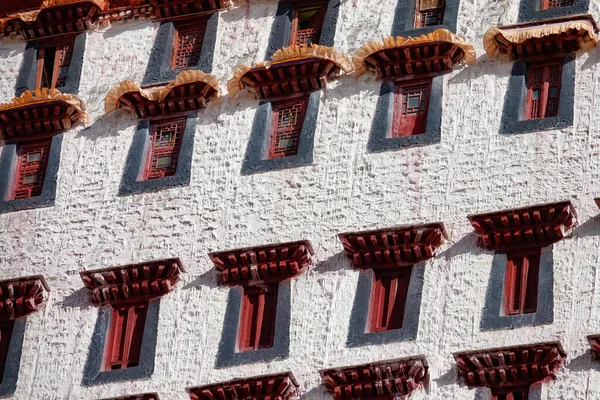 CLOSE UP: Red windows of Potala Palace overlook the scenic Tibetan landscape. — 图库照片