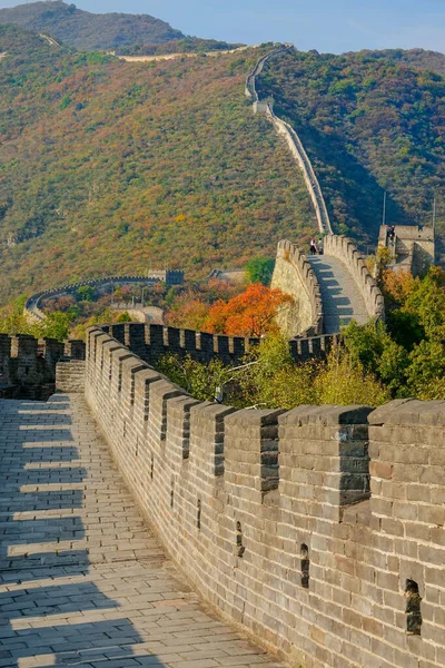 VERTICAL: Vista panorámica de la pared de piedra que cruza las montañas de color otoño. — Foto de Stock