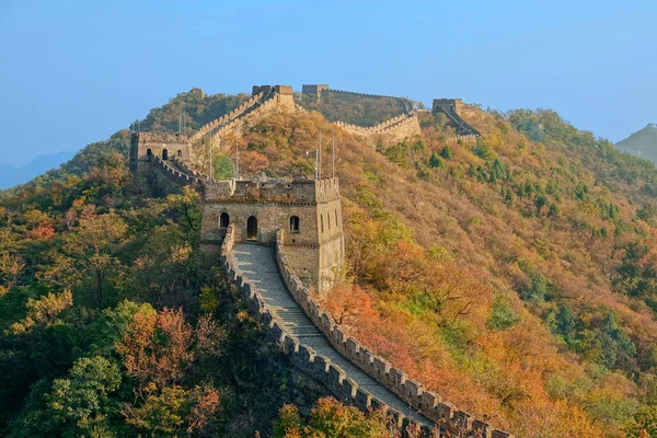 DRONE: Escénica toma de drones de la Gran Muralla que recorre las montañas de China. — Foto de Stock