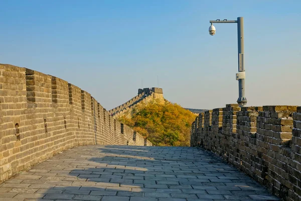 La cámara de vigilancia monitorea la Gran Muralla vacía de China al atardecer de otoño. — Foto de Stock