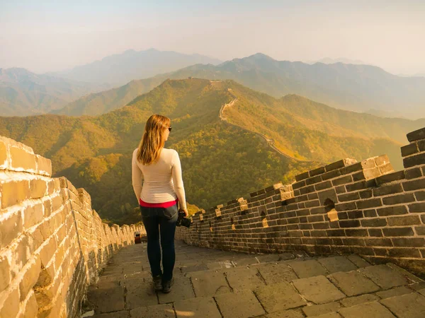 Joven fotógrafa observa los bosques que rodean la Gran Muralla de China — Foto de Stock