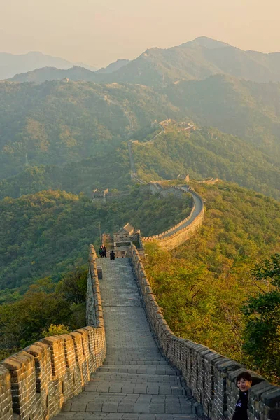 Pasarela vacía sobre la Gran Muralla que atraviesa las vastas montañas verdes. — Foto de Stock
