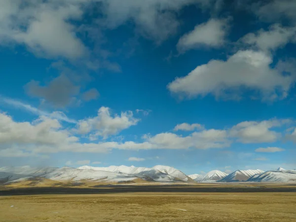 Zugfenster bietet eine malerische Aussicht auf Flachland und schneebedeckten Himalaya. — Stockfoto