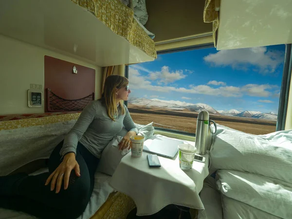 CLOSE UP: Woman observes Himalaya after eating her cup noodles during train ride — 图库照片