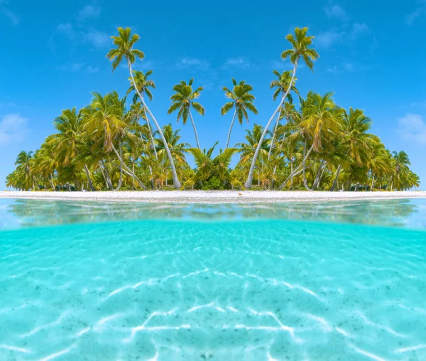 HALF HALF: Scenic view of a paradise island with white sand shore and glassy sea — Stock Photo, Image