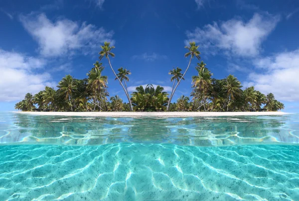 HALBUNDERWATER: Malerischer Blick auf einen tropischen Sandstrand und türkisfarbenes Meer. — Stockfoto