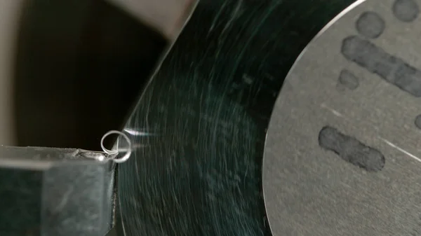MACRO : Un petit morceau d'aluminium est filé par une machine CNC pour se raser les bords — Photo