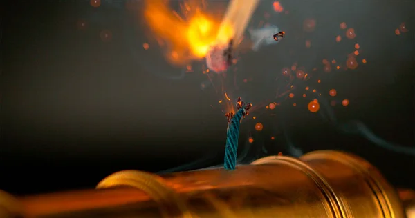 MACRO, BOKEH:火花が真鍮製のおもちゃの大砲の燃えるような融合から飛んでくる. — ストック写真