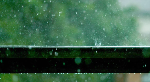 CHIUSURA: Colpo cinematografico di gocce di pioggia che cadono sulla ringhiera del balcone bagnato. — Foto Stock