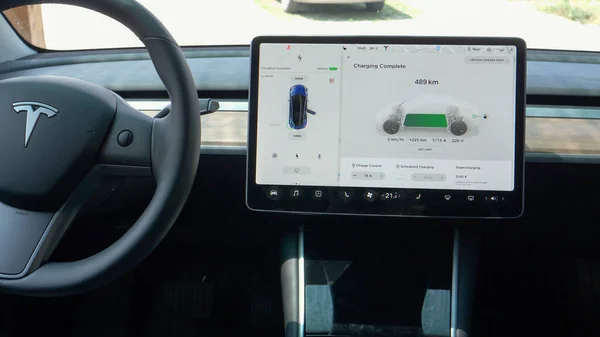 Yeni bir Tesla ekranında büyük dokunmatik ekran pilin tamamen şarj olduğunu gösterir