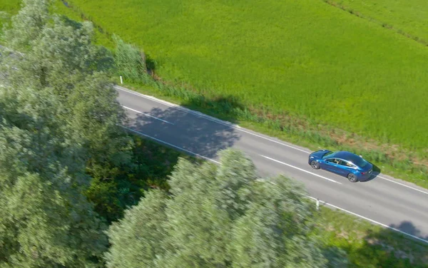 DRONE Moderno auto-volante conduce más allá de los vibrantes prados verdes en Eslovenia — Foto de Stock