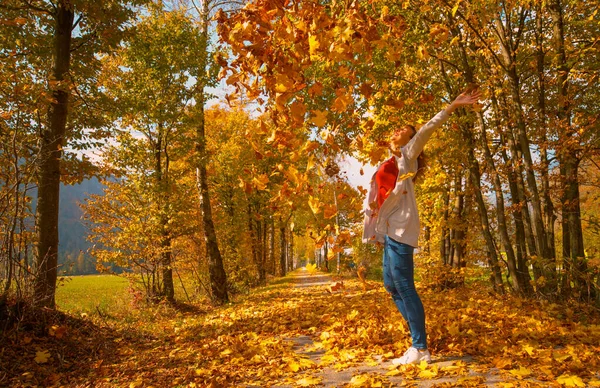COPY SPACE Zabawna młoda kobieta rzuca stos jesiennych kolorowych liści w powietrzu — Zdjęcie stockowe