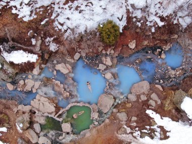 Utah 'taki kaplıcalarda dinlendirici bir banyo yapan turistlerin üzerinde uçuyorum..