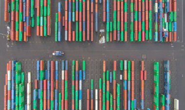 Uzun nakliye konteynırları büyük port terminalini kapsıyor