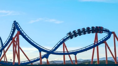 Heyecanlı turistler destansı lunapark trenine binerken sağa sola savruluyor.