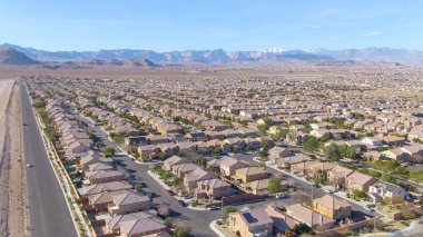 Mojave Çölü boyunca yayılan Las Vegas banliyölerinin manzaralı görüntüleri.