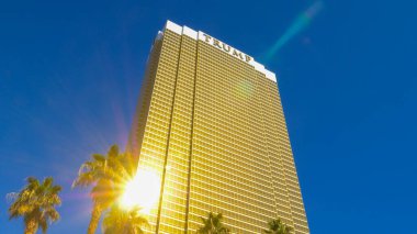 Güneş ışınları Trump Kulesi 'nin altın aynalı pencerelerine yansıyor.