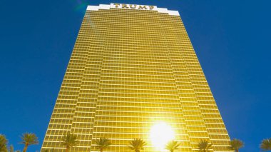 Güneş ışınları Trump Otel 'in altın aynalı pencerelerine yansıyor.