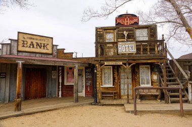 Eski Pioneertown kasabasındaki iki ahşap binanın sahne görüntüsü..