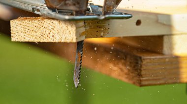 Carpenter 'ın yapbozu daha uzun bir tahtanın kontrplakasını keser..