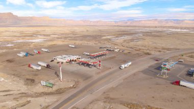 Eyaletler arası otoyolun kenarındaki iki benzin istasyonunun üzerinde uçuyor..