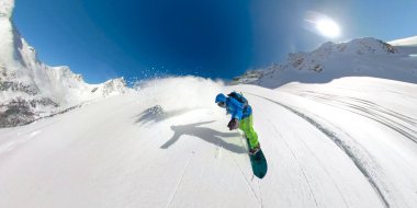 Adam British Columbia 'daki helikopter gezisinde taze karı parçaladı.