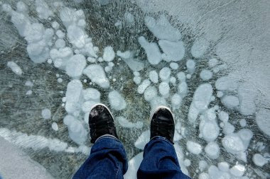Kanada Alberta 'da güzel donmuş bir gölde spor ayakkabılarınızla yürüyorsunuz..