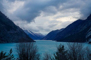 Güzel turkuaz suyla dolu devasa bir fiyorda doğru uçuyor.