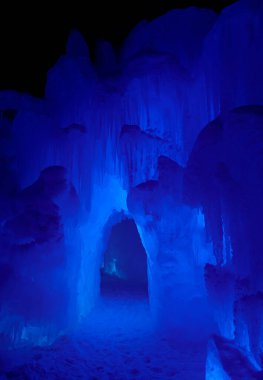 VERTICAL Boş geçit güzel buz oluşumlarıyla dolu bir buz mağarasına çıkıyor