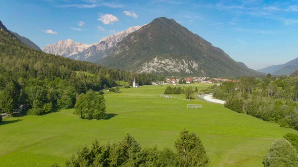 DRONE: Malebný záběr hory tyčící se nad krajinou ve Slovinsku — Stock fotografie