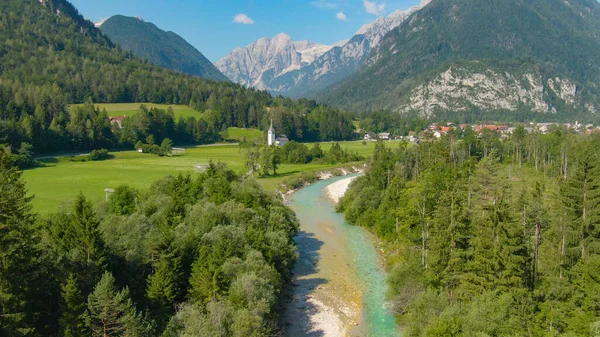 DRONE: Vliegen boven een prachtige bergstroom die door het platteland stroomt — Stockfoto