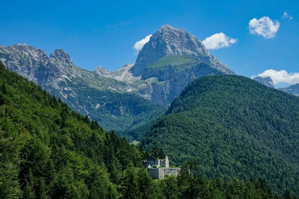 Oude wereldoorlog I ruïnes zitten op een heuvel omringd door de prachtige Juliaanse Alpen. — Stockfoto