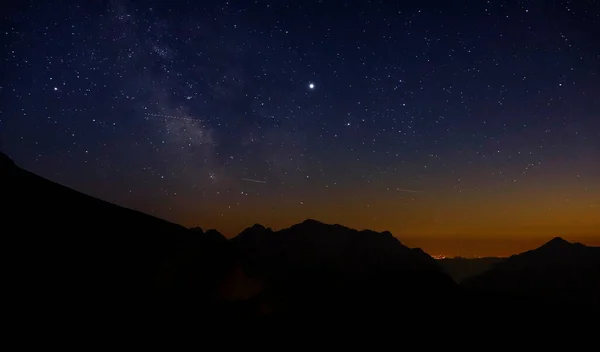 Kayan yıldızlar, huzurlu Julian Alpleri 'nin üzerinden akşam gökyüzünde uçar.. — Stok fotoğraf