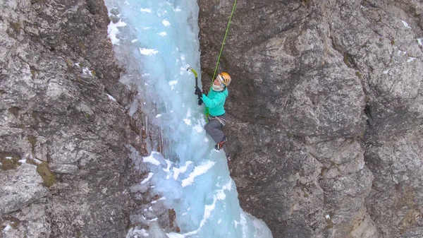 CLOSE UP: Extremkletterer erklimmt gefrorenen Wasserfall in den Julischen Alpen. — Stockfoto