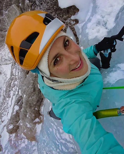 Η χαρούμενη γυναίκα βγάζει μια σέλφι ενώ σκαρφαλώνει στον πάγο στις Τζούλιαν 'λπεις.. — Φωτογραφία Αρχείου