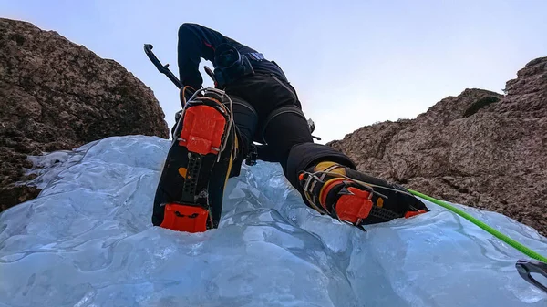 Ακραίος αναρριχητής πάγου στέκεται στις ρωγμές του παγωμένου καταρράκτη. — Φωτογραφία Αρχείου