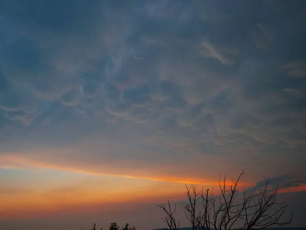 Puffy cumulus awan berkumpul di atas pedesaan Slovenia tenang saat matahari terbenam. — Stok Foto