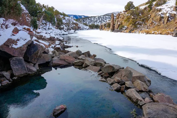 CHIUSURA: Veduta pittoresca di un bagno caldo naturale con vista sul paesaggio innevato. — Foto Stock