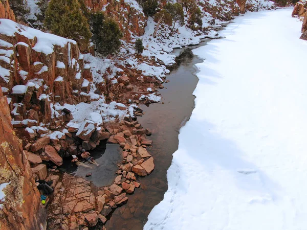 Karlı Colorado 'da ilkbaharda yüzen iki gezgine doğru uçuyorum. — Stok fotoğraf