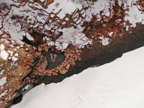 TOP DOWN: Flying above a tourist couple relaxing in the Radium hot springs. — ストック写真