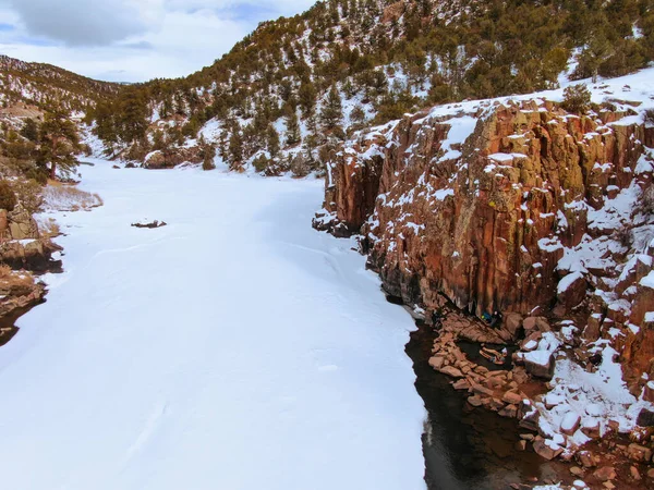 AERIAL: Spectacular winter landscape surrounds tourists relaxing in hot springs. — Stock Photo, Image