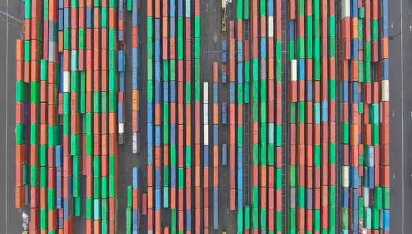 TOP DOWN Flying high above long rows of colorful shipping containers in LA docks — Stock Photo, Image