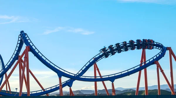 Heyecanlı turistler destansı lunapark trenine binerken sağa sola savruluyor.