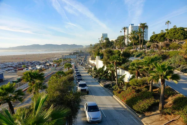 AERIAL: Voando acima de uma estrada cênica que conduz após a praia famosa de Santa Monica. — Fotografia de Stock
