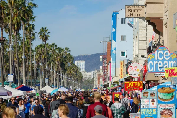 Multidões de turistas enchem o famoso calçadão de Venice Beach em um dia ensolarado. — Fotografia de Stock