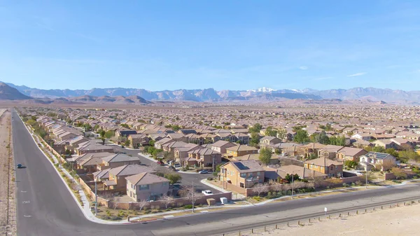 Mojave Çölü boyunca yayılan Las Vegas banliyölerinin muhteşem görüntüsü.