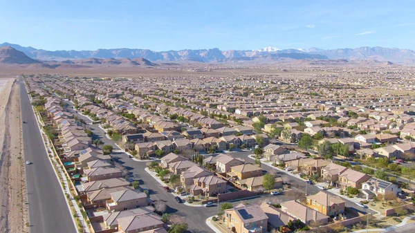 Mojave Çölü boyunca yayılan Las Vegas banliyölerinin manzaralı görüntüleri.
