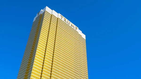 FECHAR UP: Espetacular hotel Trump dourado torres acima da faixa em Las Vegas — Fotografia de Stock